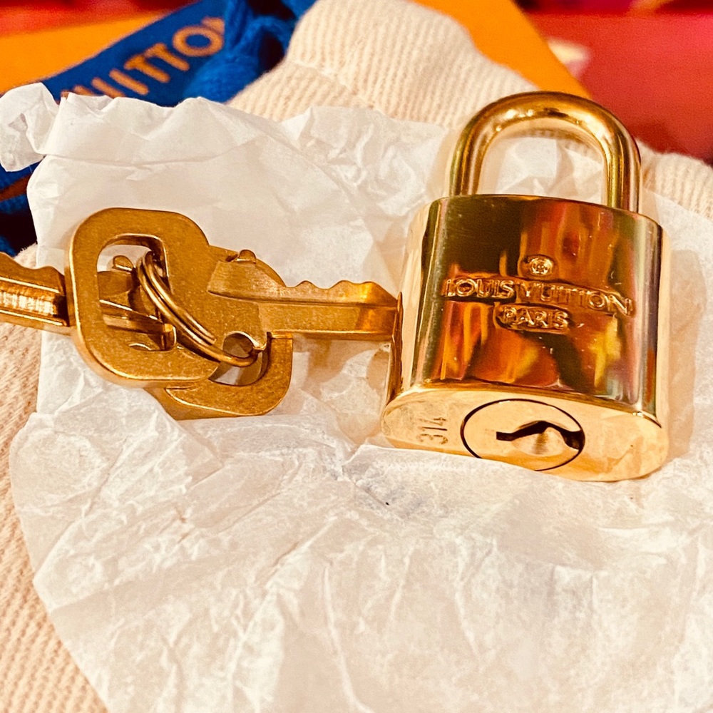 🔐🔐🔐Authentic New Louis Vuitton Lock & Key Set - Picture 5 of 7